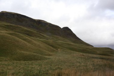 İskoçya 'daki Glen Coe' nun Highland vadileri engebeli dağlar, derin vadiler ve dramatik antik Avrupa manzarası boyunca geniş görüşler sergiliyor.