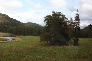 İskoçya 'nın yeşil tepeleri, açık çayırları ve huzurlu ve geniş kırsal alanlar oluşturan yumuşak dağlık alanlar.