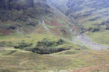 İskoçya 'daki Glen Coe' nun Highland vadileri engebeli dağlar, derin vadiler ve dramatik antik Avrupa manzarası boyunca geniş görüşler sergiliyor.