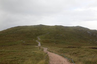 Ben Nevis 'in İskoçya' daki zirvesinde, kayalık zirvede süzülen bulutlar dramatik dağ atmosferini ve değişen dağ havasını yakalıyor..
