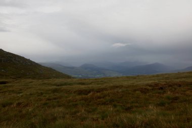 Ben Nevis 'in İskoçya' daki zirvesinde, kayalık zirvede süzülen bulutlar dramatik dağ atmosferini ve değişen dağ havasını yakalıyor..