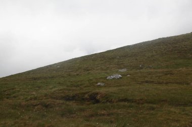 Ben Nevis 'in İskoçya' daki zirvesinde, kayalık zirvede süzülen bulutlar dramatik dağ atmosferini ve değişen dağ havasını yakalıyor..