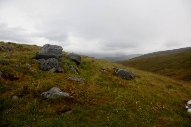 Ben Nevis 'in İskoçya' daki zirvesinde, kayalık zirvede süzülen bulutlar dramatik dağ atmosferini ve değişen dağ havasını yakalıyor..