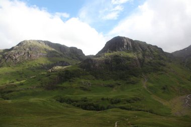 İskoçya 'daki Glen Coe' nun Highland vadileri engebeli dağlar, derin vadiler ve dramatik antik Avrupa manzarası boyunca geniş görüşler sergiliyor.
