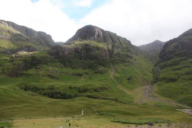 İskoçya 'daki Glen Coe' nun Highland vadileri engebeli dağlar, derin vadiler ve dramatik antik Avrupa manzarası boyunca geniş görüşler sergiliyor.