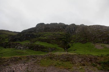 İskoçya 'daki Glen Coe' nun Highland vadileri engebeli dağlar, derin vadiler ve dramatik antik Avrupa manzarası boyunca geniş görüşler sergiliyor.