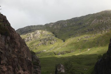 İskoçya 'daki Glen Coe' nun Highland vadileri engebeli dağlar, derin vadiler ve dramatik antik Avrupa manzarası boyunca geniş görüşler sergiliyor.
