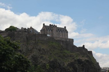 Edinburgh Şatosu bir tepenin üstünde yükseliyor, İskoç siluetine hükmeden tarihi bir ortaçağ taş kalesi, antik mimari, siperler, surlar ve İskoçya 'nın kalıcı mirasını sergiliyor.
