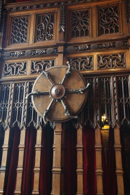 Edinburgh Kalesi 'ndeki duvar süslemelerinde ahşap duvarlarda antik zırh ve ortaçağ askeri gösterileri, İskoç kalesinin tarihi el sanatları, mirası ve kraliyet iç mimarisi sergileniyor.