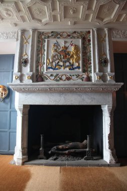 Edinburgh Kalesi 'ndeki ortaçağ taş şöminesinde büyük bir ocak, tarihi duvarcılık, kraliyet yaşamını, aristokrasiyi, ziyafeti, yüzyıllardır süren İskoç soylu mirasını yansıtan görkemli iç ayrıntılar yer alıyor.