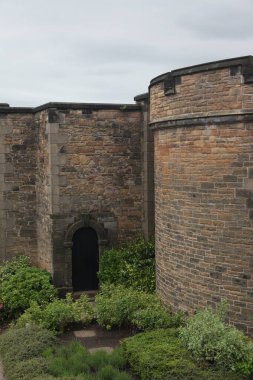 Edinburgh Kalesi 'nin içinde, antik taş geçitler ve duvarlar ortaçağ koridorlarından ve kasalı geçitlerden, siperlerden, kemerlerden ve İskoç kalesi mimarisinin kalıcı mirasından geçer.