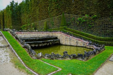 Versailles bahçeleri, büyük barok peyzaj, geometrik parterler, süslü fıskiyeler, muhteşem manzaralar, Fransız kraliyet sarayının tarihi ihtişamı.