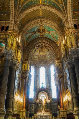 Yeşil balo elbisesi giyen güzel sarışın kadın modelin portresi, peçeli peri masalı tanrıçası kostümü ve kraliyet fantezi tacı. Stüdyonun arka planında izole bir şekilde poz veriyor..