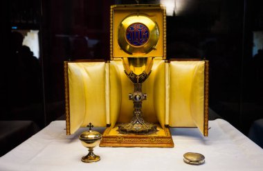 Yeşil balo elbisesi giyen güzel sarışın kadın modelin portresi, peçeli peri masalı tanrıçası kostümü ve kraliyet fantezi tacı. Stüdyonun arka planında izole bir şekilde poz veriyor..