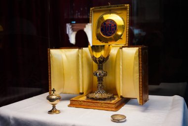 Yeşil balo elbisesi giyen güzel sarışın kadın modelin portresi, peçeli peri masalı tanrıçası kostümü ve kraliyet fantezi tacı. Stüdyonun arka planında izole bir şekilde poz veriyor..