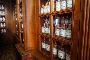 Yeşil balo elbisesi giyen güzel sarışın kadın modelin portresi, peçeli peri masalı tanrıçası kostümü ve kraliyet fantezi tacı. Stüdyonun arka planında izole bir şekilde poz veriyor..