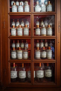 Yeşil balo elbisesi giyen güzel sarışın kadın modelin portresi, peçeli peri masalı tanrıçası kostümü ve kraliyet fantezi tacı. Stüdyonun arka planında izole bir şekilde poz veriyor..