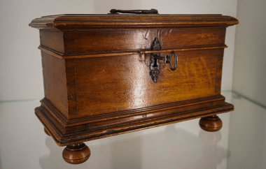 Yeşil balo elbisesi giyen güzel sarışın kadın modelin portresi, peçeli peri masalı tanrıçası kostümü ve kraliyet fantezi tacı. Stüdyonun arka planında izole bir şekilde poz veriyor..