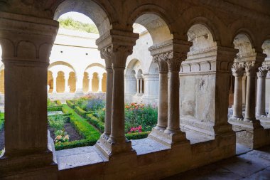Yeşil balo elbisesi giyen güzel sarışın kadın modelin portresi, peçeli peri masalı tanrıçası kostümü ve kraliyet fantezi tacı. Stüdyonun arka planında izole bir şekilde poz veriyor..