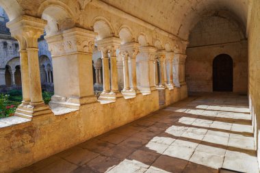 Yeşil balo elbisesi giyen güzel sarışın kadın modelin portresi, peçeli peri masalı tanrıçası kostümü ve kraliyet fantezi tacı. Stüdyonun arka planında izole bir şekilde poz veriyor..