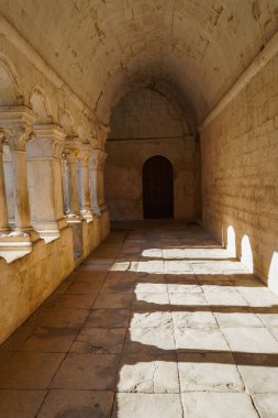 Yeşil balo elbisesi giyen güzel sarışın kadın modelin portresi, peçeli peri masalı tanrıçası kostümü ve kraliyet fantezi tacı. Stüdyonun arka planında izole bir şekilde poz veriyor..