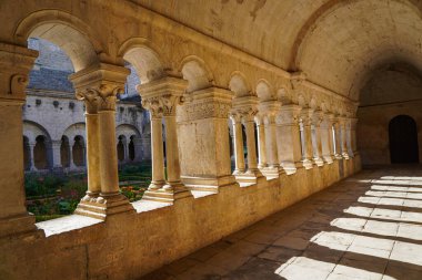 Yeşil balo elbisesi giyen güzel sarışın kadın modelin portresi, peçeli peri masalı tanrıçası kostümü ve kraliyet fantezi tacı. Stüdyonun arka planında izole bir şekilde poz veriyor..