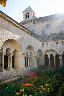 Yeşil balo elbisesi giyen güzel sarışın kadın modelin portresi, peçeli peri masalı tanrıçası kostümü ve kraliyet fantezi tacı. Stüdyonun arka planında izole bir şekilde poz veriyor..