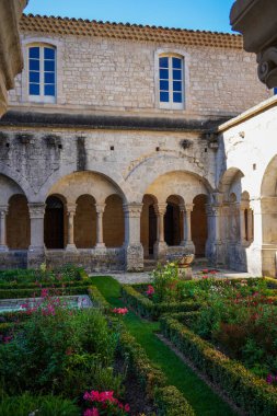 Yeşil balo elbisesi giyen güzel sarışın kadın modelin portresi, peçeli peri masalı tanrıçası kostümü ve kraliyet fantezi tacı. Stüdyonun arka planında izole bir şekilde poz veriyor..