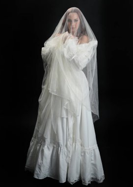 Tam boy portre güzel kadın model antika beyaz hayalet gelinlik gelinlik, ruhani duvak başörtüsü giyiyor. Karanlık stüdyo arka planında izole edilmiş bir şahsiyet.