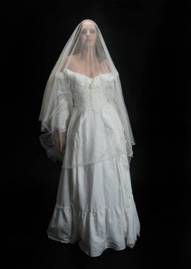 Tam boy portre güzel kadın model antika beyaz hayalet gelinlik gelinlik, ruhani duvak başörtüsü giyiyor. Karanlık stüdyo arka planında izole edilmiş bir şahsiyet.