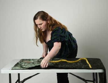 El yapımı Üniforma Tasarımı, Artı Boyut Kadın Moda Tasarımcısı, Stüdyoda Dikiş, El Yapımı ve Planlama Kıyafet İnşaatı ile Çalışan Dressman