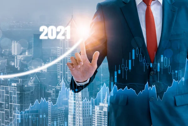 İşadamı büyüme başarısı, parmak dokunuşu 2021 'i kullanarak, hisse grafiği ve grafik geçmişi, konsept büyüme gelişimi iş yatırımları, borsa, piyasa planı yapma stratejisi, borsa dalgalanması