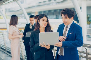 İş adamı ve iş kadını sohbeti dizüstü bilgisayar, çalışma ve iletişim, iş ekibi tartışması, ofis dışında bir araya gelme, strateji planlama pazarlama analizi