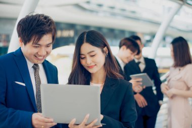 İş adamı ve iş kadını sohbeti dizüstü bilgisayar, çalışma ve iletişim, iş ekibi tartışması, ofis dışında bir araya gelme, strateji planlama pazarlama analizi