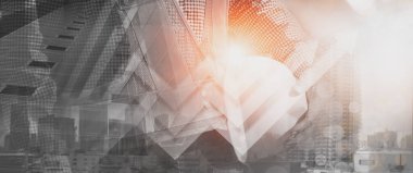 İIk önce inşaat güvenliği, yönetici mühendisi veya mimar ayakta duruyor ve duruyor, güvenlik ekipmanı şantiyesi, inşaat işçilerinin kasası, konsept işi ve endüstri