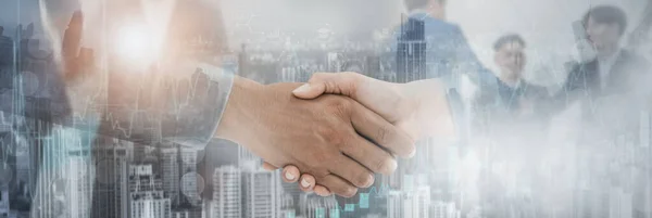 Efeito Mídia Mista Exposição Dupla Negócio Handshake Empresário Para Parceiro — Fotografia de Stock