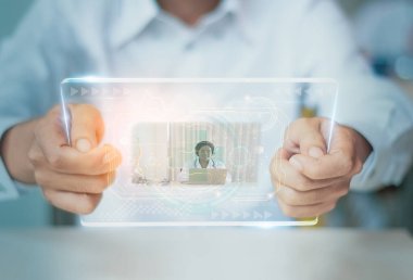 Hasta elinde dijital akıllı tablet görsel arayüz, hastaneden eve doktor ağına danışmak, muayene ve tanı ile tıbbi dijital uygulama teknolojisi kavramı