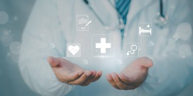 Tıbbi hizmet, yenilik, hasta bakım hastanesi ortamını, teknoloji entegrasyonunu, sağlık veri yönetimini, modern tedavi sistemini temsil eden dijital sağlık ikonunu sunan doktor.