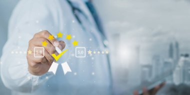 Doktor, güvenilir sağlık hizmetleri, hasta memnuniyeti, tıbbi kalite güvencesi, klinik değerlendirme, güvenlik standartları ve profesyonel bakım hizmetlerini temsil eden dijital beş yıldızlı derecelendirme rozeti gösteriyor..