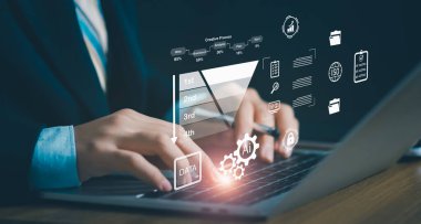 Laptop, yapay zeka arayüzü, iş akışı hunisi, performans ölçümleri, otomasyon için güvenlik simgeleri, veri odaklı kararlar, dijital dönüşüm, iş optimizasyonu kullanan iş profesyonelleri.