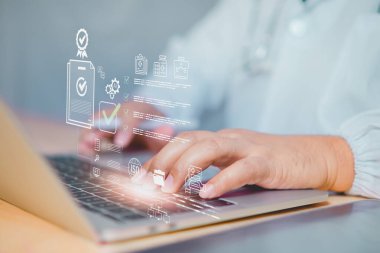 AI kontrol listesi, sağlık personeli ve doktor tarafından tablet hakkındaki dijital sertifika dosyalarını inceleyen, uyum ve hasta güvenliğinin güvence altına alınmasını sağlayan konsept sağlık ve kalite yönetimi kavramı.