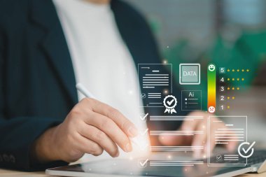 Müşteri memnuniyeti değerlendirmesi konsepti profesyonel değerlendirme değerlendirmesi gösteriyor, dizüstü bilgisayardaki servis kalitesi raporunu kontrol ediyor. Dijital araştırma arayüzü, itibar yönetimi, deneyim izleme.