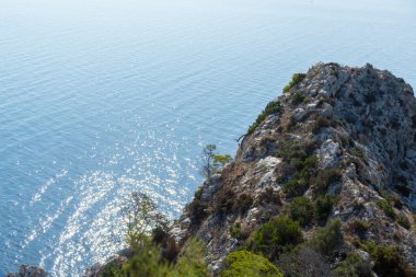 Akdeniz manzaralı uçurum manzaralı, mavi gökyüzü Calpe, İspanya 'nın doğal parkında güneşli sıcak yaz günü.