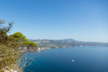 Akdeniz manzaralı uçurum manzaralı, mavi gökyüzü Calpe, İspanya 'nın doğal parkında güneşli sıcak yaz günü.