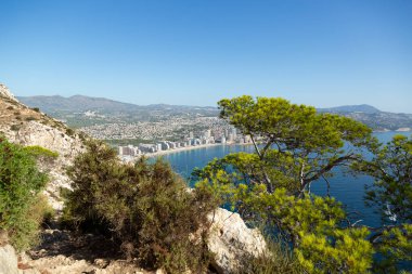 Akdeniz manzaralı uçurum manzaralı, mavi gökyüzü Calpe, İspanya 'nın doğal parkında güneşli sıcak yaz günü.