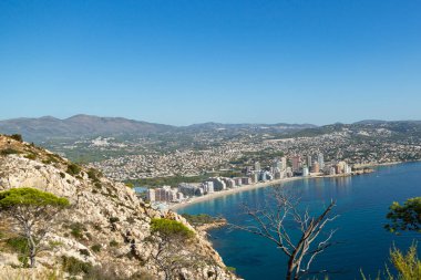 Akdeniz manzaralı uçurum manzaralı, mavi gökyüzü Calpe, İspanya 'nın doğal parkında güneşli sıcak yaz günü.