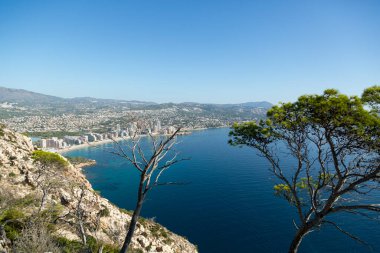 Akdeniz manzaralı uçurum manzaralı, mavi gökyüzü Calpe, İspanya 'nın doğal parkında güneşli sıcak yaz günü.