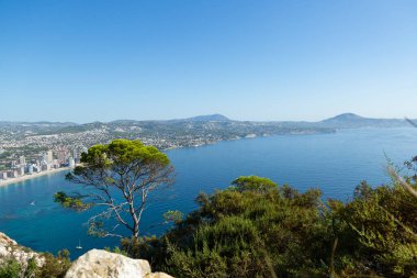 Akdeniz manzaralı uçurum manzaralı, mavi gökyüzü Calpe, İspanya 'nın doğal parkında güneşli sıcak yaz günü.