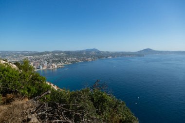 Akdeniz manzaralı uçurum manzaralı, mavi gökyüzü Calpe, İspanya 'nın doğal parkında güneşli sıcak yaz günü.