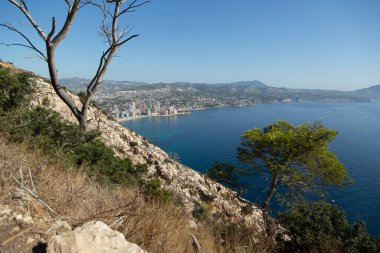 Akdeniz manzaralı uçurum manzaralı, mavi gökyüzü Calpe, İspanya 'nın doğal parkında güneşli sıcak yaz günü.